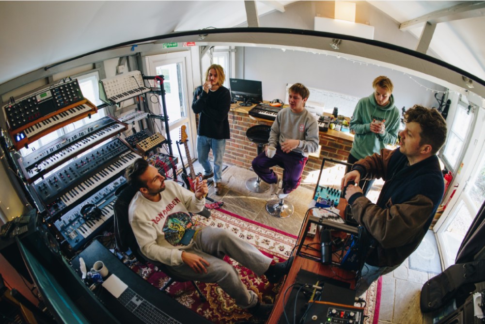 Het opnameproces van Nothing But Thieves' nieuwe album Dead Club City